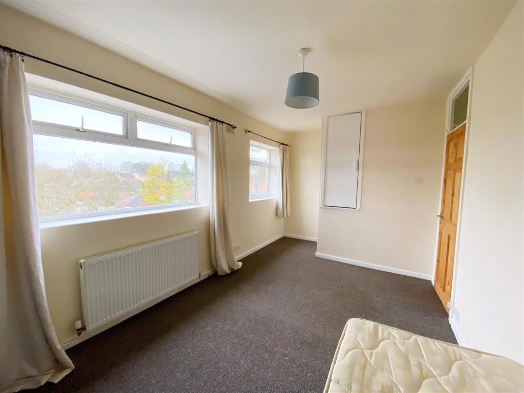 Bedroom 1 pic 3.jpg