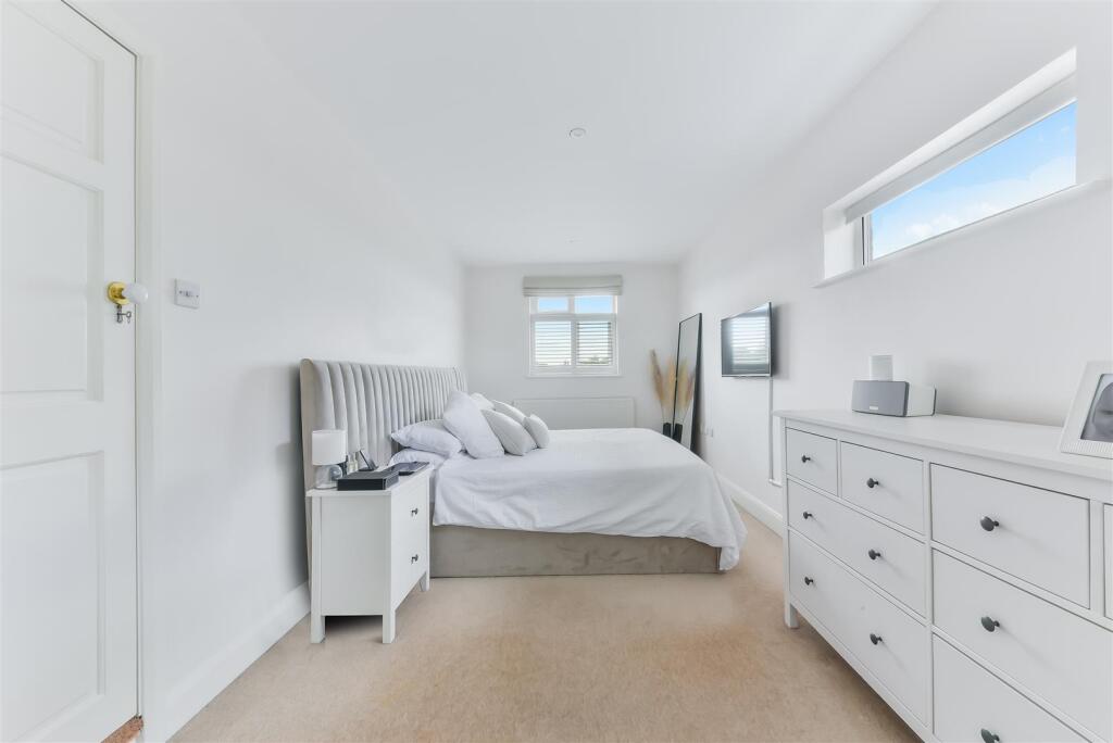 Bedroom 1.jpg