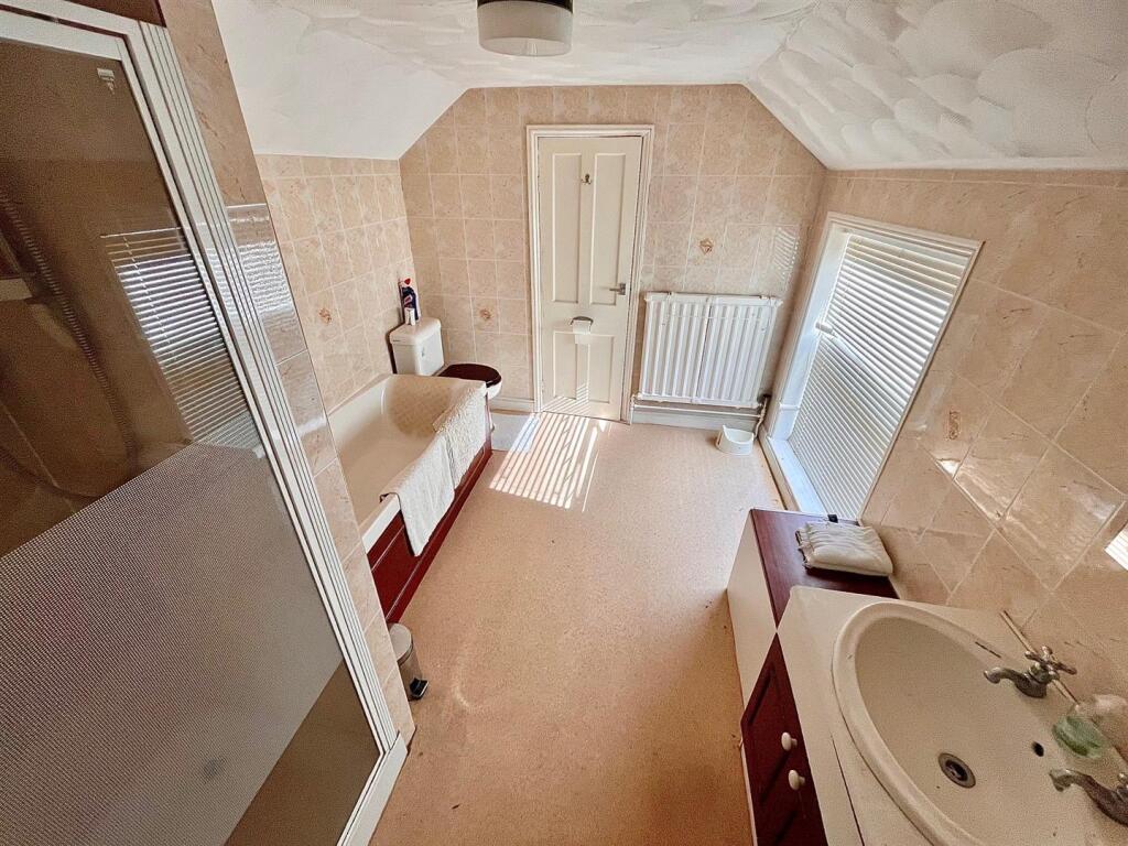 En-Suite Bathroom