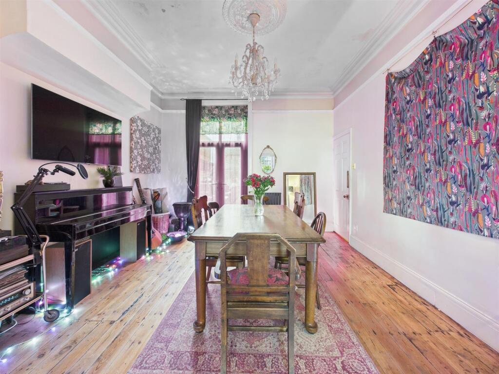 Dining room: