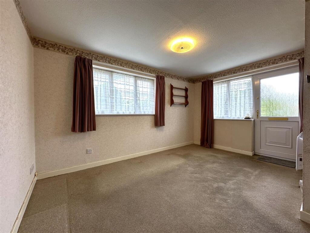 Dual-Aspect Lounge/Diner 594