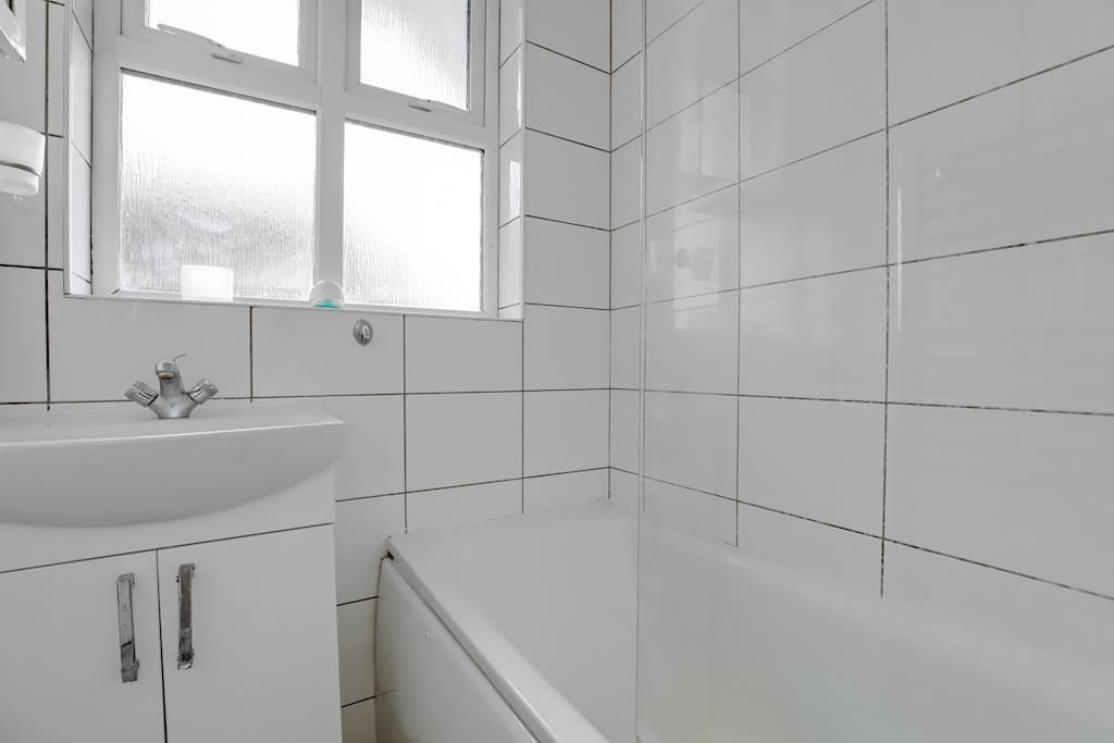 07-35b5JHPropWorld - 77a Sydenahm Road - 19-small.
