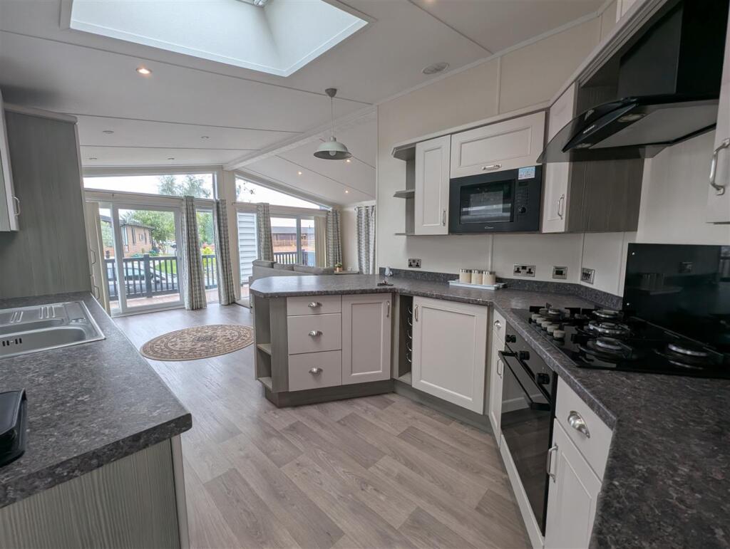 Lounge/Kitchen Area
