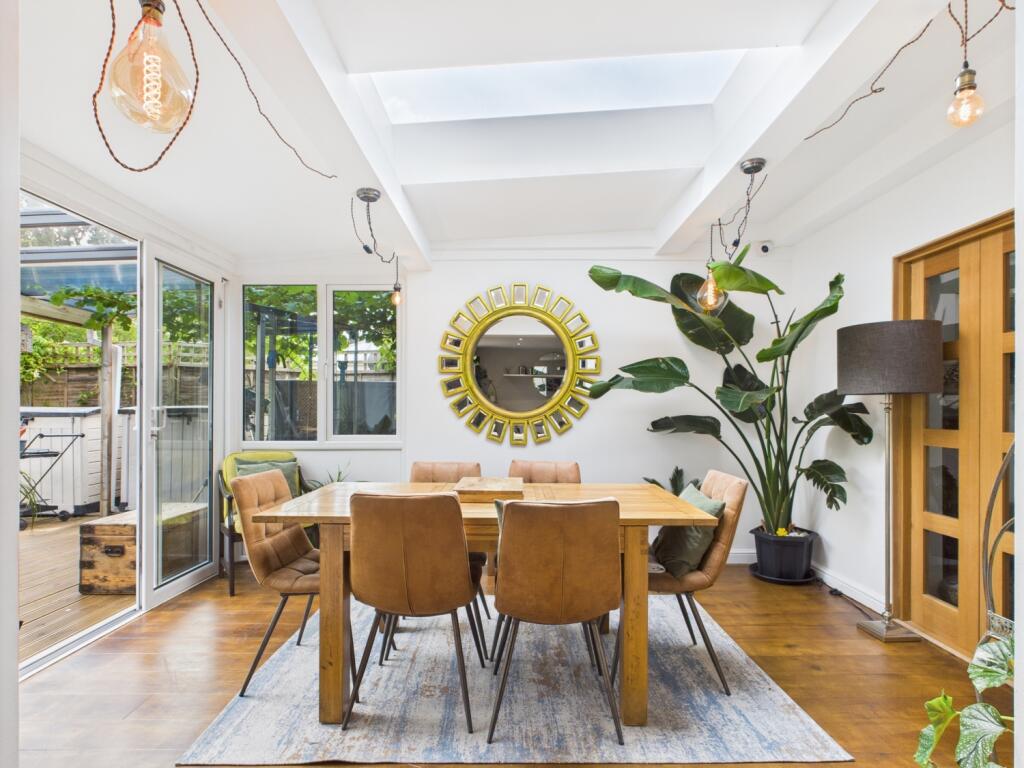 CAM03151G0-PR0045-STILL030