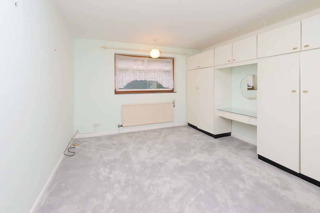 8 Hillview Close ...