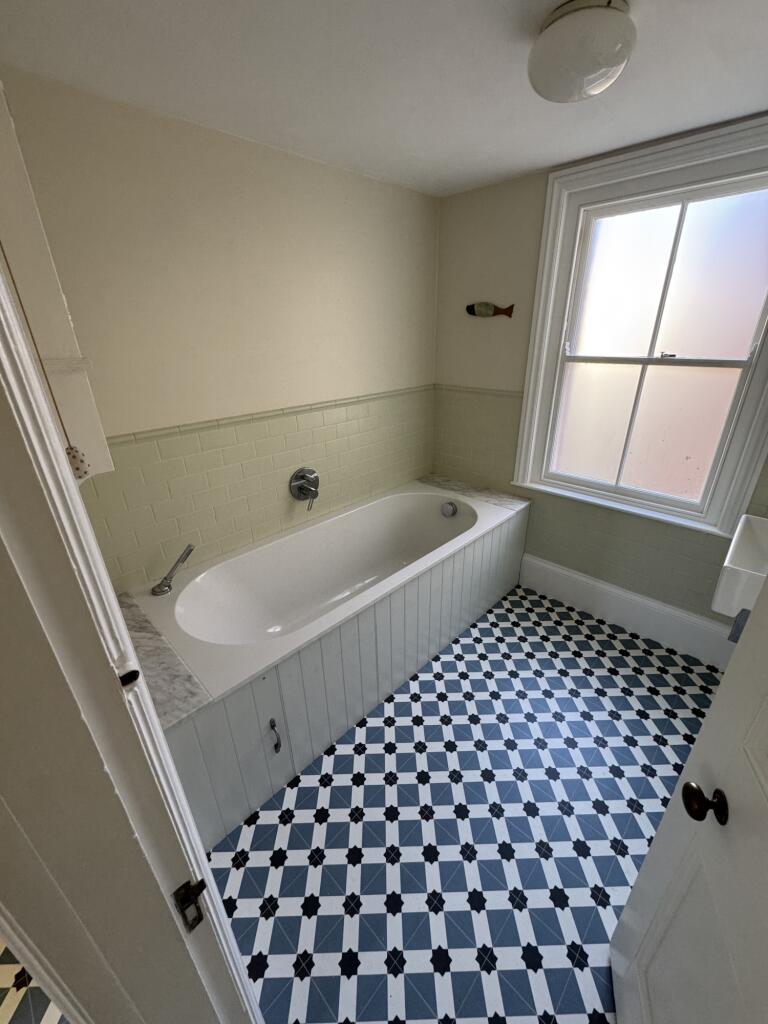 2 Longlands - bathroom (1)