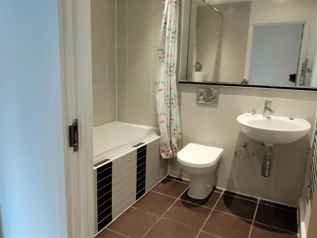 Main bathroom.jpg