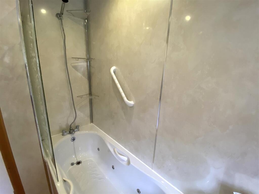 BATHROOM 1.JPG
