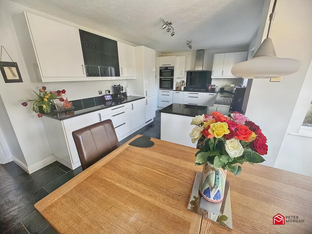 Kitchen / Dining Area