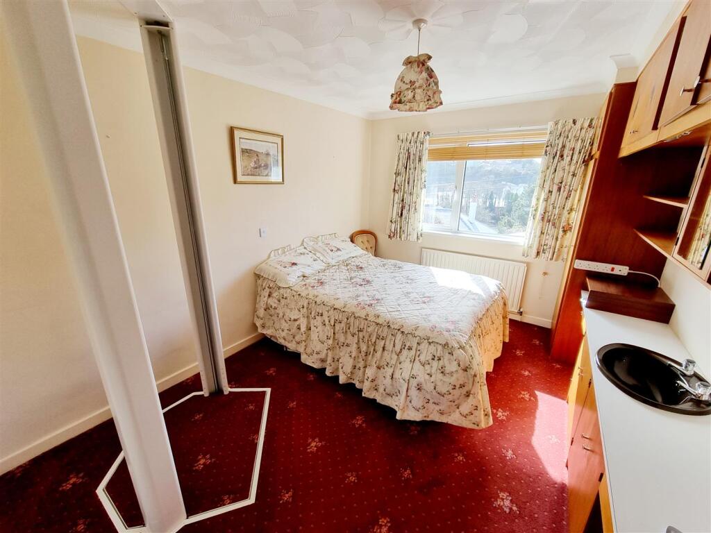 Bed 1.jpg