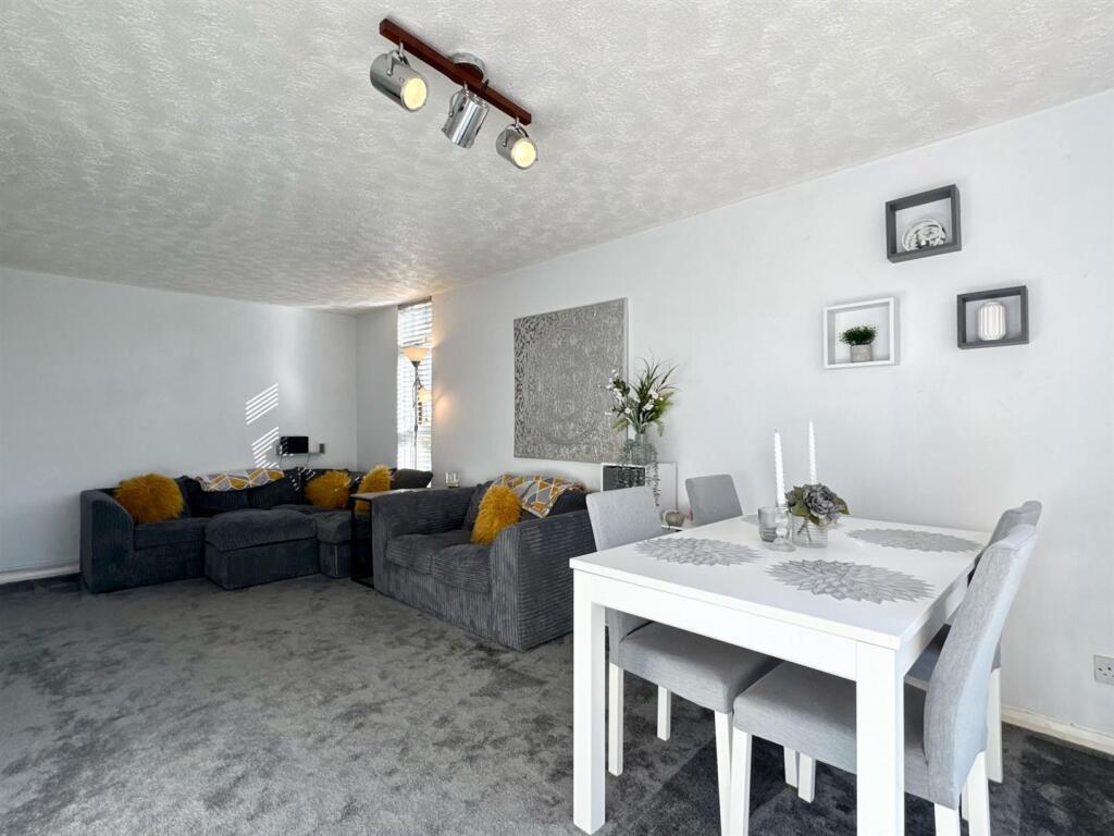 Lounge 2.jpg