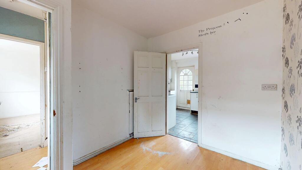 25 Pirbright Crescent, New Addington, Croydon, CR0 0RT