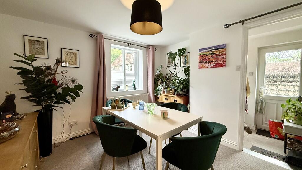 Lounge/dining roo...