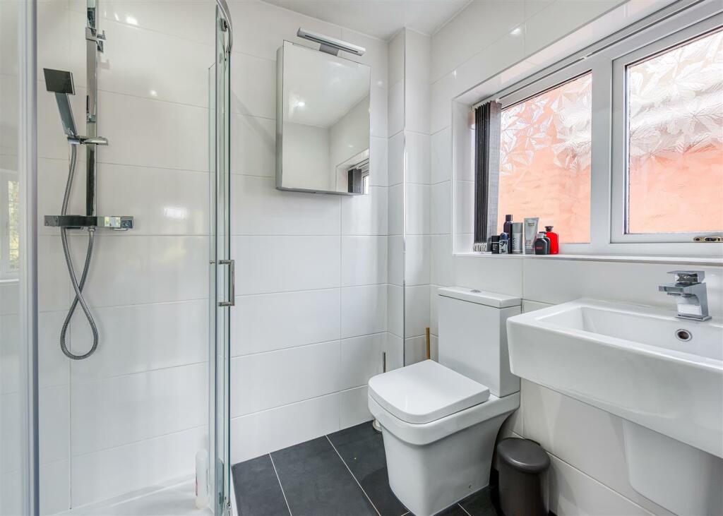 3 Greenhill Court-bed1 ensuite.jpg