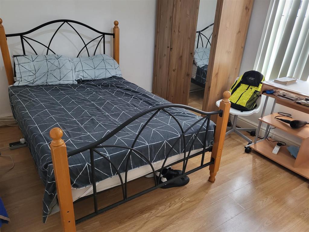 Bed 2.jpg