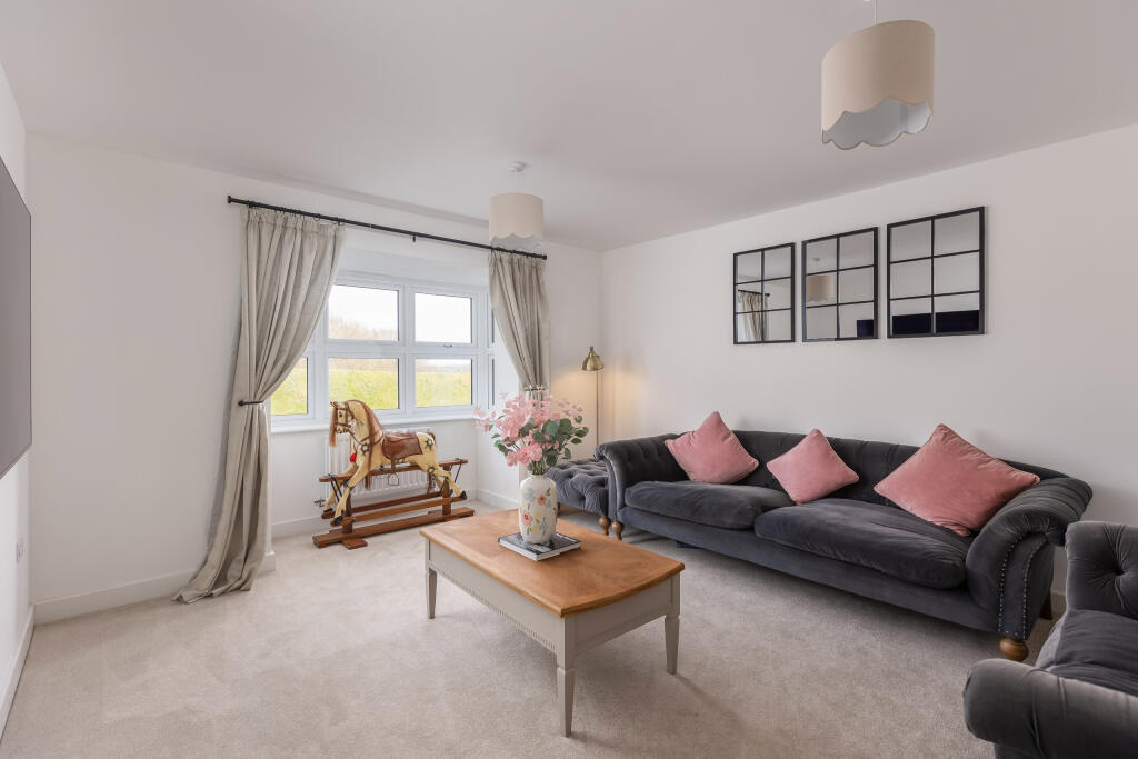 Laurel Court 25 Lounge-1