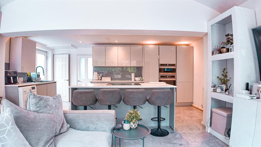 Dining Kitchen &amp; Family Room