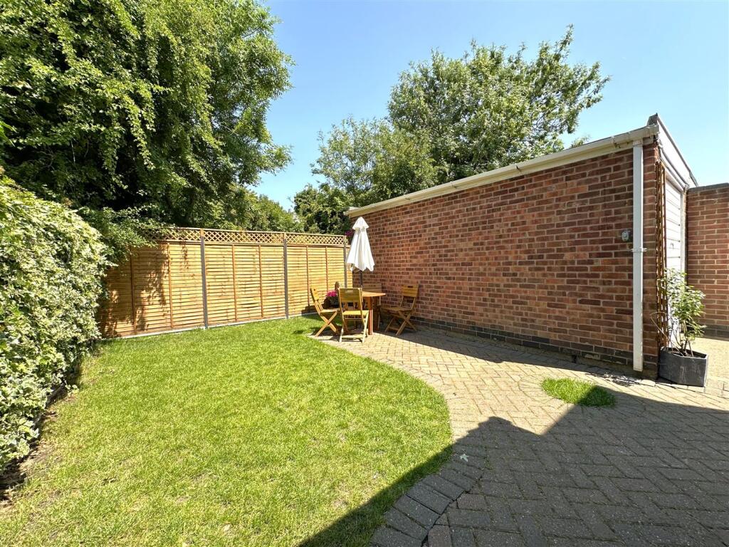 Garage &amp; Enclosed Garden 818
