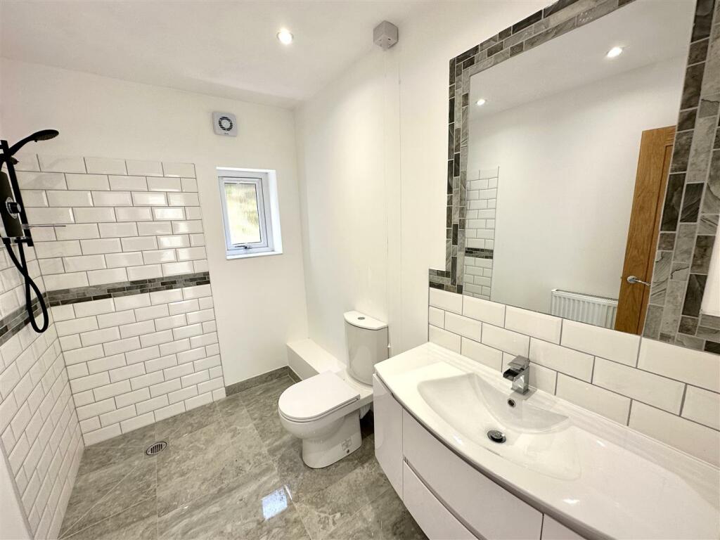 GROUND FLOOR SHOWER ROOM