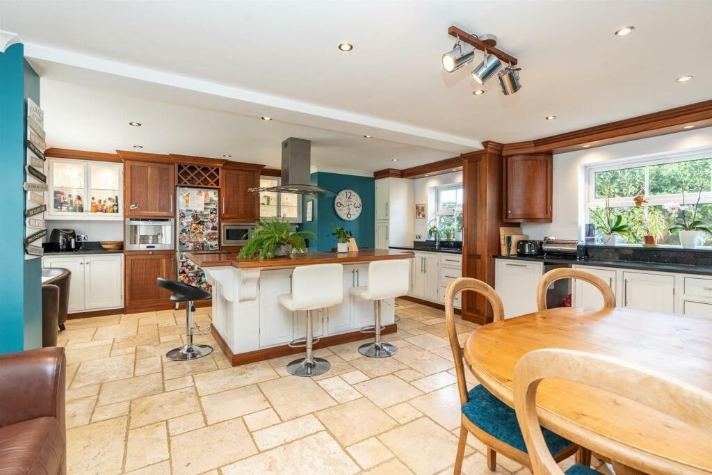 OPEN PLAN KITCHEN/DINER/FAMILY ROOM :