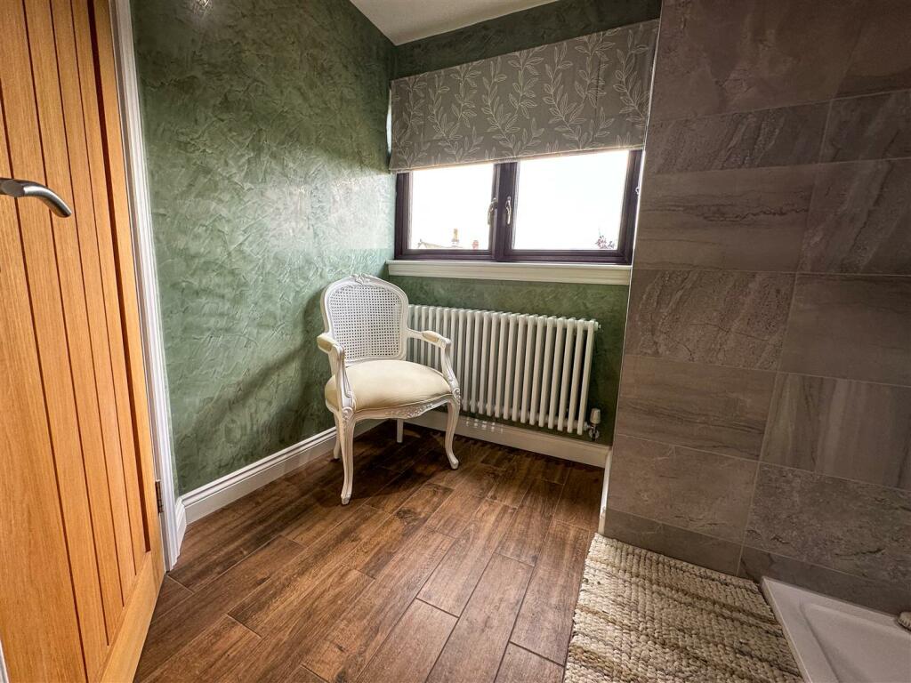 ALTERNATE VIEW OF EN-SUITE