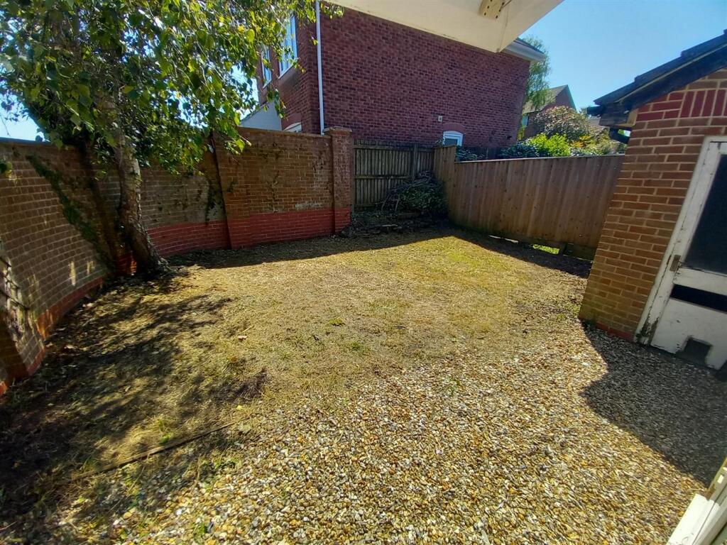 12 Drake Close R Gdn.jpg