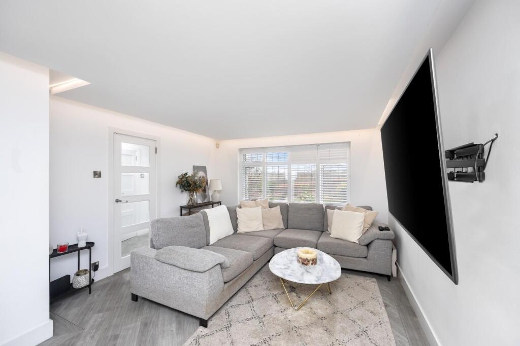 King George VI Drive 11-010.jpg