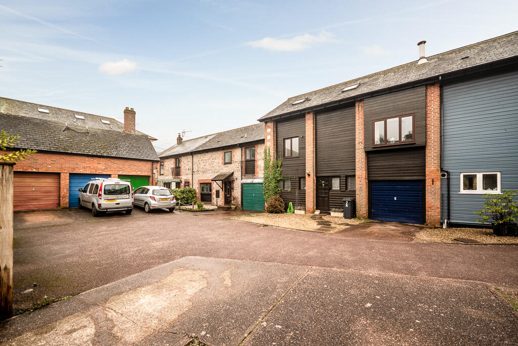 6 Woodcote Court ...