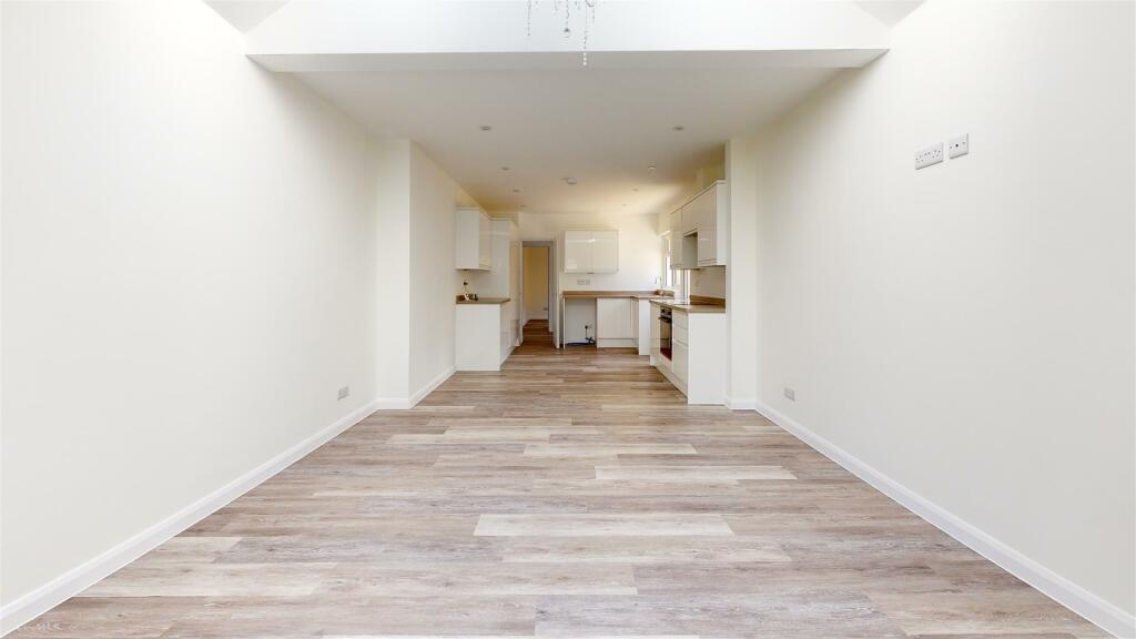 11-Dean-Gardens-Unfurnished.jpg