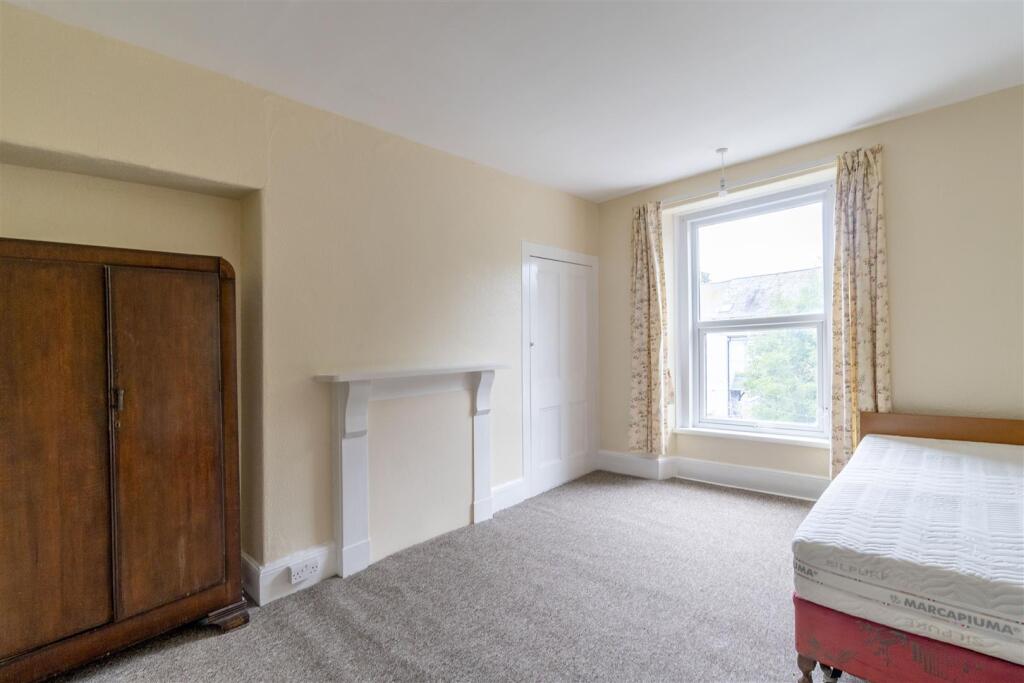 Bedroom 1.jpg