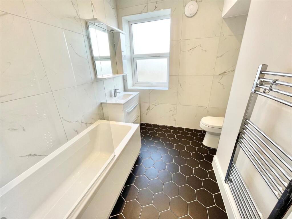 MAIN BATHROOM.jpg
