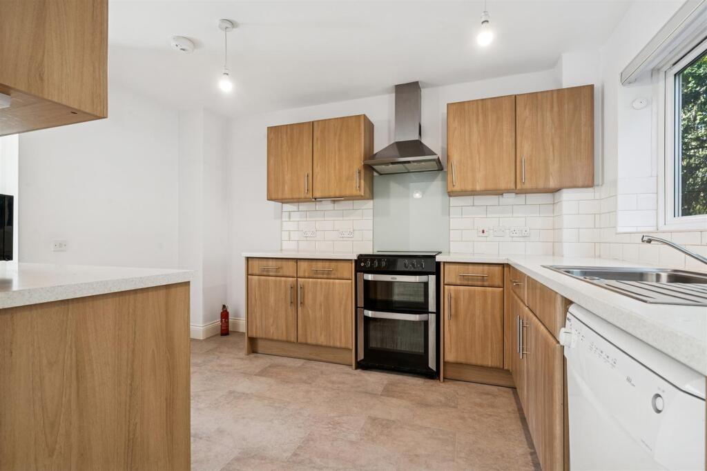 45 Oak Hill Kitchen 1b.jpg