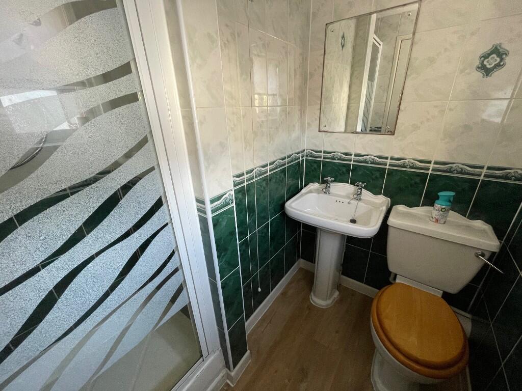 En-suite (bed 1)