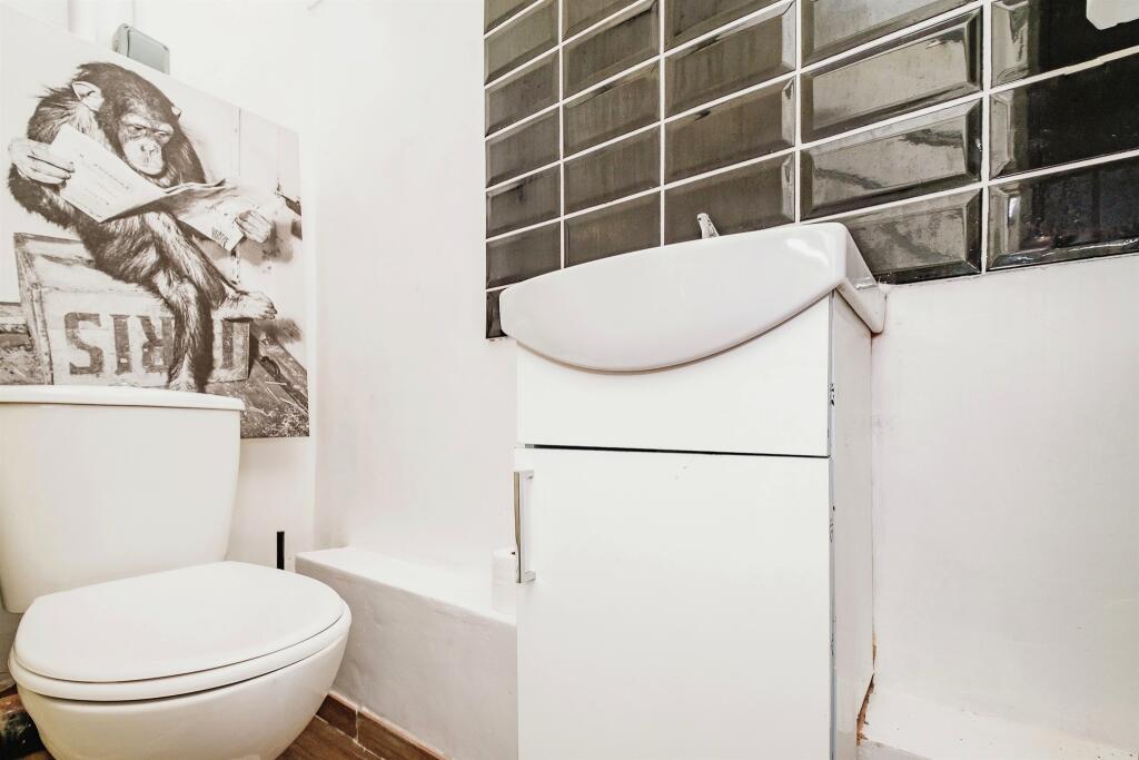 Cloakroom/wc