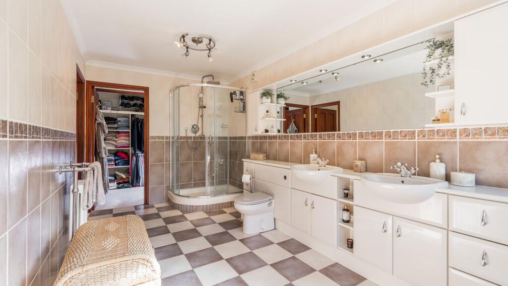 Master En-suite 1