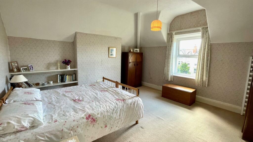 BEDROOM 2
