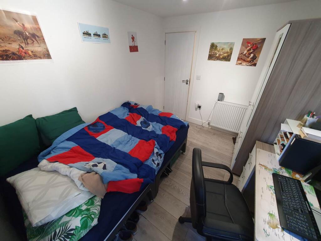 First floor rear bed