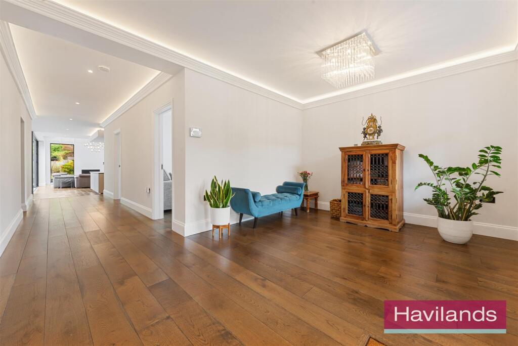 Eversley Crescent-1.jpg