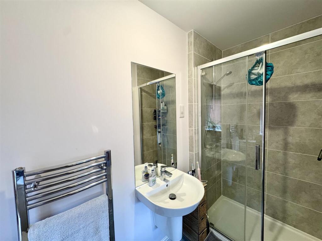 EN SUITE SHOWER ROOM