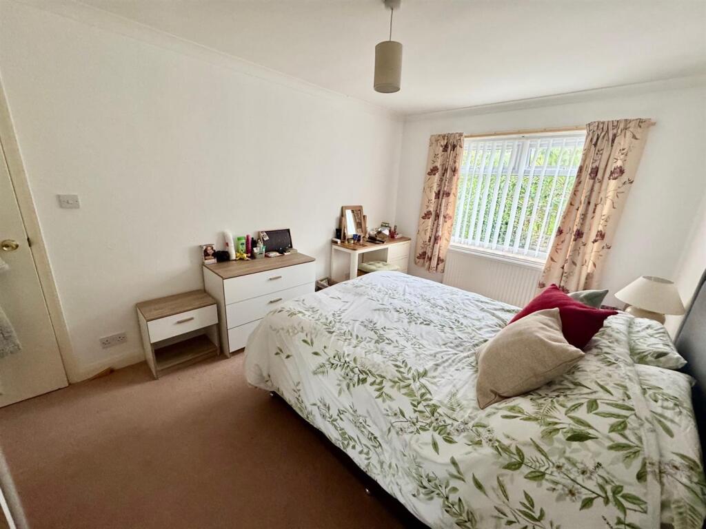Bedroom 1b.jpg