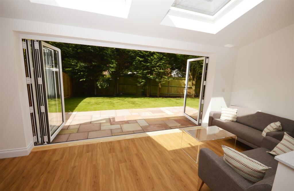 38 Midhurst Road, bifolds open.jpg