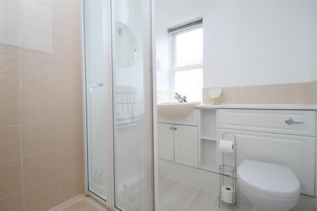 en suite shower room.JPG