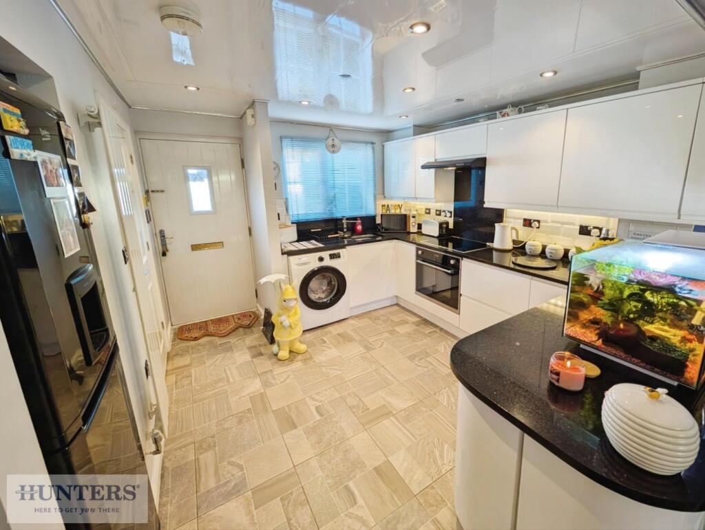 Kitchen / Lounge Area