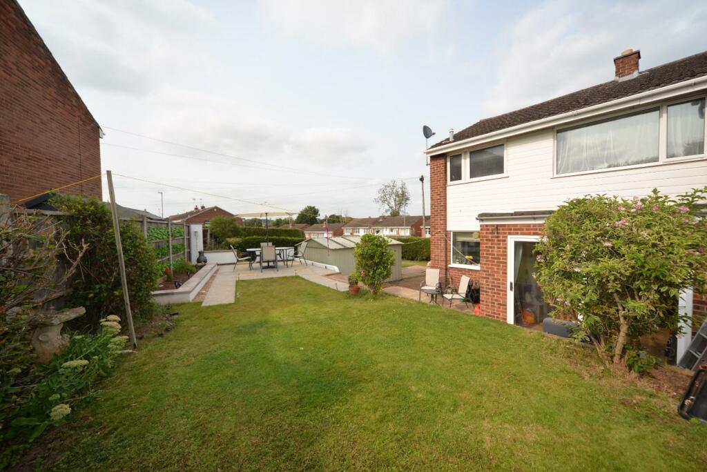 REAR GARDEN TO SIDE.jpg