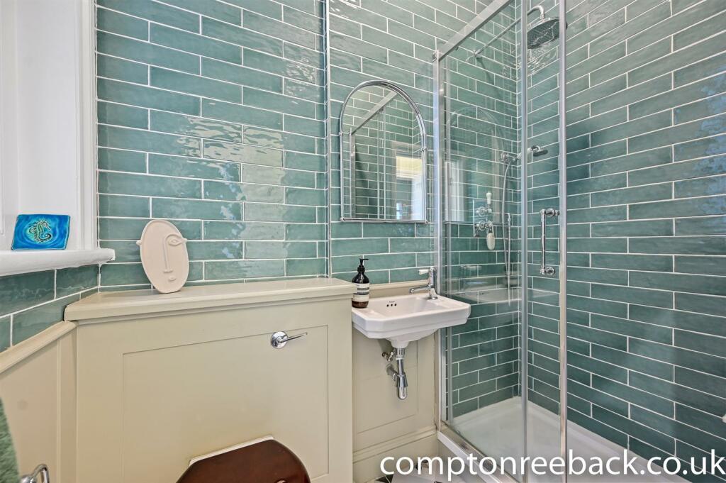 Shower / Cloakroom