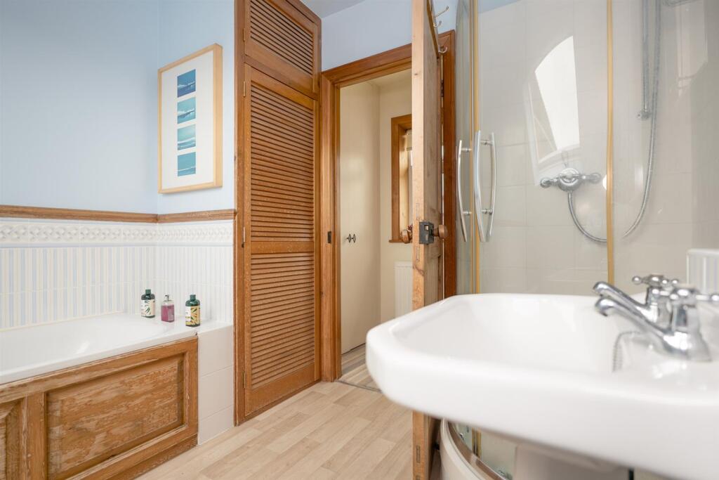 bathroom2.jpg