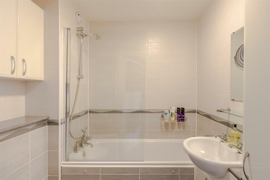 32 Holcroft Court-11.jpg