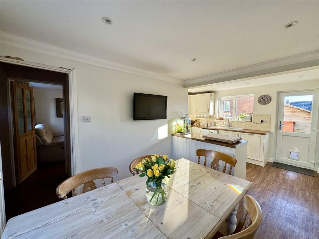 KITCHEN/DINING ROOM