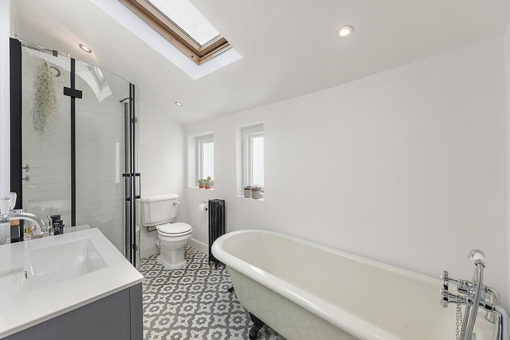 Bathroom (2).jpg