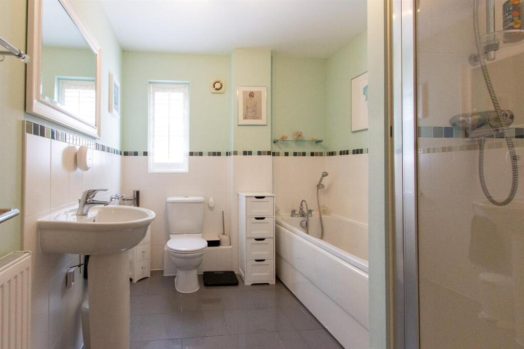42 St Pauls - bathroom.jpg